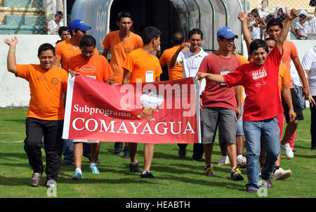 Les athlètes qui seront en compétition dans l'United States Special Olympics en mars Stade Carlos Miranda, Comayagua, Honduras, au cours de la cérémonie d'ouverture, le 24 octobre 2013. Joint Task Force-Bravo apporte son soutien au Honduras le tournoi de soccer des Jeux Olympiques spéciaux, qui seront jouées à la base aérienne de Soto Cano. Le capitaine Zach Anderson) Banque D'Images