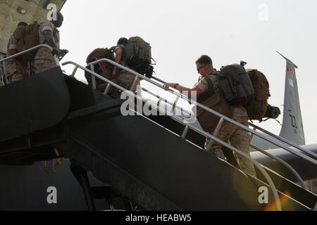 Les Marines américains à partir de la 3e Marine Expeditionary Force board un U.S. Air Force KC-135 Stratotanker dirigé pour le Népal sur Kadena Air Base, le Japon, le 6 mai 2015. Deux KC-135 de ravitaillement en vol de Kadena 909e Escadron a transporté plus de 60 Marines, soldats et aviateurs au Népal pour fournir une aide humanitaire à la suite du terrible tremblement de terre qui y a eu lieu le 25 avril. Navigant de première classe Zade C. Vadnais) Banque D'Images