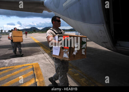 U.S. Air Force Tech. Le Sgt. Terrence Wright, un artisan du transport aérien, les charges une glacière contenant des unités de sang à destination de Katmandou, Népal dans un Corps des Marines américains KC-130J Hercules à l'aérodrome de la Marine royale thaïlandaise Utapao, Thaïlande, le 10 mai. Un centre d'opérations conjoint établi en Utapao sert de point de relais de la FOI 505 les moyens de l'aviation et les planificateurs clés menant à l'aide humanitaire et les opérations de secours en réponse à la magnitude 7,8 tremblement de terre qui a frappé le Népal, le 25 avril. Le s.. Alexander Martinez Banque D'Images