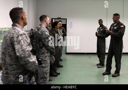 U.S. Air Force Brig. Le général Michael Minihan, Joint Task Force 505 de la composante aérienne de l'élément de coordination conjointe, commandant parle avec les membres du 18e Escadron d'évacuation aéromédicale comme ils inscrivez-vous l'équipe JACCE Utapao Royal Thai à l'Aérodrome de marine, la Thaïlande, le 10 mai. Le centre d'opérations conjoint établi en Utapao sert de point de relais de la FOI 505 les moyens de l'aviation et les planificateurs clés menant à l'aide humanitaire et les opérations de secours en réponse à la magnitude 7,8 tremblement de terre qui a frappé le Népal, le 25 avril. Le 18ème AES est déployée de Kadena Air Base, au Japon. Le s.. Alexander Martinez Banque D'Images