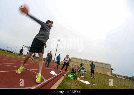 Le sergent de l'armée américaine. 1ère classe (retraité) Douglas Franklin, un athlète des Forces d'opérations spéciales, jette le discus pendant les 2015 COMMANDEMENT tous les Sports Camp, le 24 février, à la base aérienne MacDill, Floride Franklin, originaire de New York, est en compétition dans le tir à l'arc, lancer du disque, 100 et 200 mètres et le lancer du poids. (U.S. Tech. Le Sgt. Angelita M. Lawrence) Banque D'Images