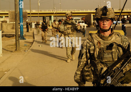 La CPS de l'armée américaine. Travis Grimes, originaire de Layfette, New York, et d'autres soldats irakiens et américains à pied le long de la route dans l'Illinois pour l'un de leurs objectifs de la mission le 12 octobre, 2008. Grimes et les soldats américains sont membres du 1er peloton, Compagnie Bravo, 1er bataillon du 502e Régiment d'infanterie, 101ème Division aéroportée et le soldat iraquien est membre de la Compagnie Alpha, 2e Bataillon, 22e division de l'armée iraquienne. Banque D'Images