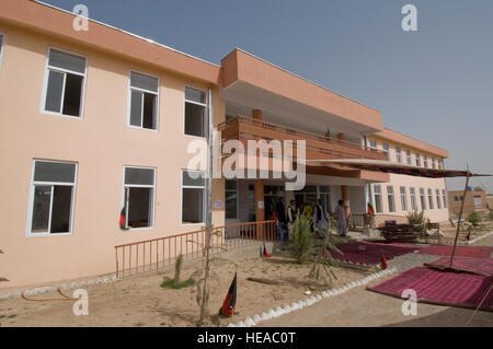 WEESH, Afghanistan - La nouvelle école de garçons Weesh officiellement ouverte avec l'aide de soldats affectés au 1er Escadron, 38e Régiment de cavalerie, 525e Brigade de surveillance du champ de bataille, après une cérémonie dans Weesh, Afghanistan, le 12 juin. Les soldats, basée à Fort Bragg, N.C., a supervisé la construction d'une école de deux étages, terrain de football, des latrines, mur de sécurité et de l'eau. Lockoski Senior Airman Jessica/ Mobile 16e Détachement des affaires publiques) Banque D'Images