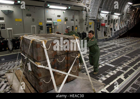 U.S. Air Force 1er lieutenant Maria Juliano et Tech. Le Sgt. Shawn Brock tant avec le 6ème escadron de transport aérien, Joint Base McGuire-Dix-Lakehurst N.J., fret sur palettes de chargement sur un U.S. Air Force C-17 Globemaster III au cours d'un exercice sur le terrain au Joint Readiness Training Centre (JRTC), de Fort Polk, en Louisiane, le 13 octobre 2012. JRTC 13-01 est conçu pour préparer et former les membres de l'armée américaine pour les déploiements au Moyen-Orient. Le s.. Matthew Smith Banque D'Images