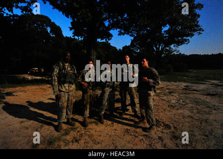 Les fantassins de l'Armée américaine affecté à la Compagnie Bravo, 2e Bataillon du 505th Parachute Infantry Regiment, 82nd Airborne Division de Fort Bragg, N.C., attendre dans l'obscurité à la Drop Zone Geronimo sur Fort Polk avant d'une masse d'airdrop qui a commencé la phase de combat au sol de Joint Readiness Training Centre 13-09 rotation, le 18 août 2013. Les soldats ont été prépositionnées à établir un lien avec les forces canadiennes et le largage de commencer l'accumulation des forces. Tech. Le Sgt. Gyokeres Parker)(1992) Banque D'Images