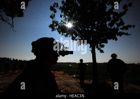 FORT POLK, en Louisiane - fantassins de l'Armée américaine affecté à la Compagnie Bravo, 2e Bataillon du 505th Parachute Infantry Regiment, 82nd Airborne Division de Fort Bragg, N.C., attendre dans l'obscurité à la Drop Zone Geronimo sur Fort Polk avant d'une masse d'airdrop qui a commencé la phase de combat au sol de Joint Readiness Training Centre 13-09 rotation, le 18 août 2013. Les soldats ont été prépositionnées à établir un lien avec les forces canadiennes et le largage de commencer l'accumulation des forces. Tech. Le Sgt. Gyokeres Parker)(1992) Banque D'Images