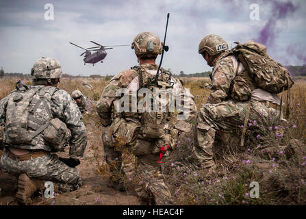 Tech. Le Sgt. Matthieu Spittler, droite, et l'Aviateur Senior Trocano Tyler, centre, attendent l'extraction avec le Sgt. 1re classe Steven étincelles de 2e Peloton, Troupe, de l'équipe 2-2, 1er Bataillon, 126e régiment de cavalerie, la Garde Nationale, du Michigan Michigan Dowagiac, sur un hélicoptère CH-47 Chinook de l'Army National Guard de l'Illinois. La formation a eu lieu au cours de l'opération Northern Strike 2014 près de Grayling, Michigan le 11 août 2014. Les deux aviateurs sont des contrôleurs de l'Air Terminal à partir de la 148e Escadron d'opérations d'appui aérien, Fort Indiantown Gap, Pennsylvanie l'opération Northern Strike 2014 est une multinationale interarmées com Banque D'Images