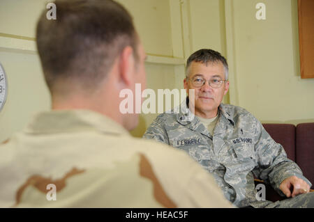 Air Force Lt.Col. William Ferrell, Commandement de la Force opérationnelle interarmées Chaplin, donne des conseils et du soutien à un membre de la foi publique, le 10 février. La foi, les aumôniers fournissent un soutien spirituel qui est en dehors de la chaîne de commandement militaire habituelle, la fourniture d'une centaine de pour cent de la confidentialité. Banque D'Images