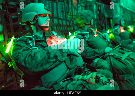 Marines avec le 3e Bataillon de Reconnaissance, 3e Division de marines, III Marine Expeditionary Force, attendre sur un Hercules C-130 avant de prendre part à la formation de plus de saut de nuit Yokota Air Base, Japon, le 21 novembre 2013. La formation n'est pas autorisé que les marines de pratiquer le saut, mais il a également permis à l'équipage de vol d'entraînement Yokota tactiques et timed-package de gouttes. Yasuo Osakabe Banque D'Images