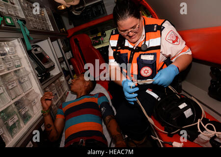 Attias Marine, un ambulancier Magen David Adom, met à l'écart de l'équipement médical de l'armée américaine comme Spec. James Black, un opérateur radio multi-canaux maintainer assigné à la 44e Bataillon du signal à Grafenwoehr, l'Allemagne, et d'Atlanta, les commentaires son moniteur de fréquence cardiaque pendant à bord d'une ambulance pendant une simulation de l'évacuation médicale dans le cadre de la défense de Juniper Cobra 14 Exercice de formation en Israël, le 20 mai 2014. L'objectif de JC14 est d'exercer les deux nations ? Les forces de défense active et d'améliorer leur capacité à se défendre contre des attaques de missiles. Le s.. Joe W. McFadden Banque D'Images