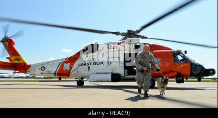 Le s.. Josh Burnett, 6e Escadron des Forces de sécurité de chien de travail militaire, et libérer les Jecky MWD Sikorsky MH-60T Jayhawk pendant une session de formation avec la U.S. Coast Guard Air Station à Clearwater, Floride, le 30 juin 2014. C'était la première fois Jecky étant exposés à un niveau de bruit de l'hélicoptère avec l'altitude. Bulow-Gonterman Senior Airman Melanie Banque D'Images