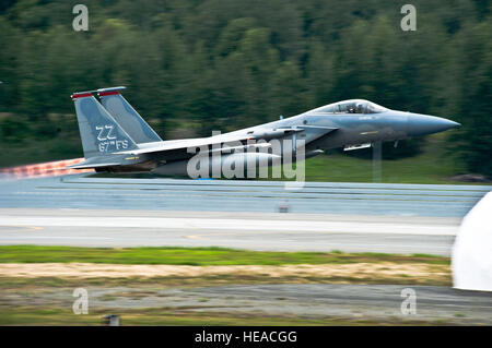 Un F-15 Eagle décolle de JBER 18 août. Environ 150 aviateurs et 10 avions de Kadena Air Base, Okinawa, Japon, s'est rendu à l'Alaska au début du mois à participer à Red Flag Alaska 11-3, qui se déroule du 15 au 26 août. Banque D'Images