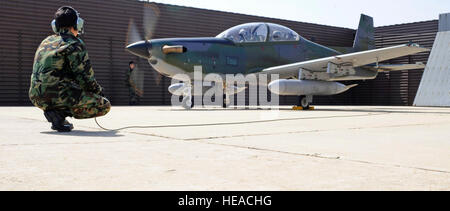 Un avion KA-1 de l'armée de l'air sud-coréenne se prépare au décollage à la base aérienne d'Osan, en Corée du Sud. L'avion et l'équipage font partie du 237e escadron de chasse tactique qui mène des missions d'entraînement et opérationnelles, y compris des opérations de renseignement et des exercices tactiques. Banque D'Images