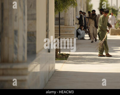 Un étudiant de l'Université de Kandahar balaie le trottoir pendant que les membres de l'Équipe de reconstruction provinciale de Kandahar mener une étude de site à l'Université de Kandahar le 6 juin 2012 à Kandahar, en Afghanistan. L'EPR de Kandahar est une équipe conjointe de l'US Air Force, Armée de terre, la Marine et les membres de services civils déployés dans la province de Kandahar en Afghanistan pour aider à l'effort de reconstruction et de stabiliser le gouvernement local et l'infrastructure. Banque D'Images