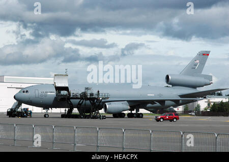 Travail aviateurs de décharger un KC-10 Extender de Travis Air Force Base, en Californie, après son arrivée à McChord AFB, Washington, de l'aéromobilité Rodeo 2007 21 juillet, 2007. Rodeo, parrainé par Air Mobility Command, est une compétition de préparation pour les États-Unis et les forces de l'air de la mobilité internationale. Ce concours vise à améliorer la mobilité dans le monde professionnel des forces canadiennes les capacités de base. Plus de 40 équipes et 2 500 personnes de l'Armée de l'air, et de la Force de réserve, ainsi que les pays alliés, sont attendus. ( Tech. Le Sgt. Scott T. Sturkol) Banque D'Images