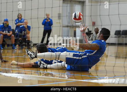 U.S. Air Force Tech. Le Sgt. Christopher Ferrell de Bossier City, la balle atteint pour le volleyball assis en compétition au DoD 2016 Jeux de guerrier qui s'est tenue à l'Académie militaire des États-Unis à West Point, NY, le 15 juin 2016. La DoD Warrior Jeux, du 15 au 21 juin, est un concours sportif adapté des blessés, des malades et des blessés militaires et anciens combattants. Athlètes représentant les équipes de l'Armée, Marine Corps, la marine, la Force aérienne, opérations spéciales et commande les forces armées du Royaume-Uni en compétition de tir à l'arc, randonnée à vélo, l'athlétisme, le tir, le volleyball assis, la natation et le basket-ball en fauteuil roulant. ( Staf Banque D'Images