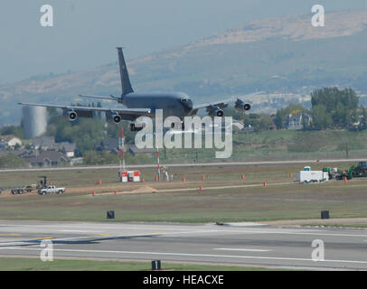 Les derniers KC-135 modèle "E" attribué à la 151e Escadre de ravitaillement en vol, de l'Utah Air National Guard, a volé à sa dernière demeure le 21 mai. 57-1510 numéro d'empennage a été effectué à partir de la base de la Garde nationale aérienne de l'Utah à Salt Lake City à Hill Air Force Base où il a été officiellement accepté dans le Hill Aerospace Museum pour un affichage public. Le Major de l'USAF Krista DeAngelis () Banque D'Images