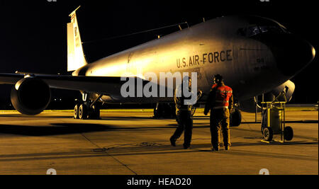 110319-F-DE018-094 -- RAF MILDENHALL, Angleterre (19 mars 2011) -- Les membres de la 100e Escadre de ravitaillement en vol de l'Escadron de maintenance des aéronefs préparer un KC-135 Stratotanker pour une mission de ravitaillement à l'appui de la Force opérationnelle interarmées de l'Odyssey Dawn. Odyssée de la foi est l'aube d'Afrique États-unis groupe de travail chargé de fournir et d'exploitation système tactique de commandement, de contrôle et de forces militaires américaines soutenant la réponse internationale à l'agitation en Libye et de l'application de la résolution du Conseil de sécurité des Nations Unies (CSNU) 1973. La résolution 1973 autorise "toutes les mesures nécessaires' pour protéger les civils en Libye l'UEDN Banque D'Images