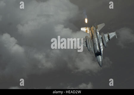 Un F-16 Fighting Falcon de presse les poussées qu'il s'envole après avoir été ravitaillé par un KC-135 de l'US Air Force Stratotanker du 340e Escadron expéditionnaire de ravitaillement en vol dans le ciel de l'Afghanistan à l'appui de l'opération Enduring Freedom. Banque D'Images