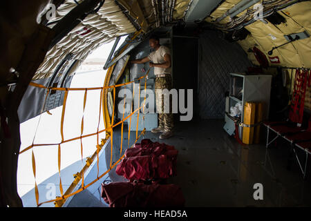 Airman Senior Charles Huggins, un KC-135 Stratotanker perchman affecté à la 340e Escadron expéditionnaire de ravitaillement en vol, de fermer la porte de chargement latérale avant de taxi à Al Udeid Air Base, au Qatar, le 15 juin 2016. Aviateurs du 340e plein les oreilles de l'Armée de l'air jet de combat polyvalent, le Mirage 2000 sur l'Irak, à l'appui de groupe Force-Operation résoudre inhérent. Les États-Unis et plus de 60 partenaires de coalition travaillent ensemble pour éliminer le groupe terroriste ISIL et la menace qu'ils représentent pour l'Iraq et la Syrie. Le s.. Larry E. Reid Jr., sorti) Banque D'Images