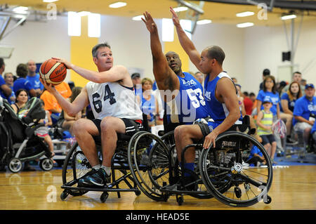 L'US Air Force à la retraite Le s.. Nathaniel biais lié à Washington, D.C., et le personnel de l'US Air Force de Ming-Charles Flint (Michigan), bloc un laissez-passer lors d'un match de basketball en fauteuil roulant contre le Royaume-Uni à la DoD 2016 Jeux de guerrier qui s'est tenue à l'Académie militaire des États-Unis à West Point, NY, le 18 juin 2016. La DoD Warrior Jeux, du 15 au 21 juin, est un concours sportif adapté des blessés, des malades et des blessés militaires et anciens combattants. Athlètes représentant les équipes de l'Armée, Marine Corps, la marine, la Force aérienne, opérations spéciales et commande les forces armées du Royaume-Uni en compétition de tir à l'arc, randonnée à vélo, tra Banque D'Images