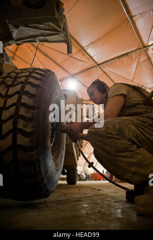 Un membre de la 1re classe David Beasley, 407e Escadron expéditionnaire de préparation logistique de l'entretien du véhicule, l'apprenti se resserre les écrous de fixation sur un Humvee 31 décembre 2008. Le 407e de l'atelier d'entretien du véhicule LRS maintient tous les véhicules utilisés par l'Armée de l'air. Garder les véhicules fonctionnant à l'état haut est essentiel à la mission pour les aviateurs qui vont à l'extérieur du périmètre, et pour assurer la sécurité des personnes sur la base. Beasley est déployé à partir de la Royal Air Force Mildenhall, Royaume-Uni. Banque D'Images