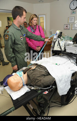 U.S. Air Force Le Major Shawn français, à gauche, avec le 81e Escadron d'opérations médicales, mémoires Kim Rand, l'épouse du Général Robin Rand, le commandant du Commandement de la formation de l'éducation et de l'air, sur l'équipe de transport aérien de soins critiques de l'équipement de formation au Centre médical de Keesler à Keesler Air Force Base, au Mississippi, le 14 novembre 2013. Kemberly Groue Banque D'Images