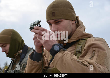 Un soldat letton utilise une boussole pour les grilles de supervision dans le cadre de l'appel d'incendie pendant l'Escouade Sniper meilleur compétition à la 7e armée du Commandement de l'aire d'entraînement Grafenwoehr Allemagne, le 24 octobre 2016. L'Escouade Sniper mieux la concurrence est un stimulant de la concurrence l'Europe de l'armée les militaires de toute l'Europe de la concurrence et améliorer le travail d'équipe avec les alliés et les pays partenaires. La CPS. Sara Stalvey) Banque D'Images