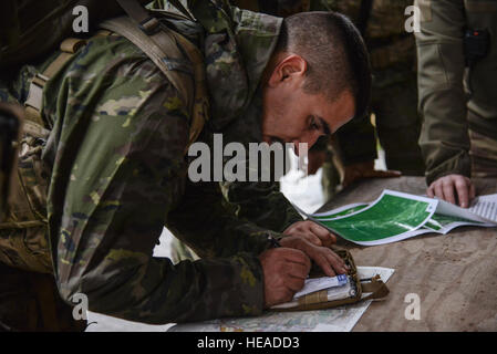 Un soldat espagnol les coordonnées des parcelles dans le cadre de l'évacuation sanitaire au cours de l'événement l'équipe de Sniper meilleur compétition à la 7e armée du Commandement de l'aire d'entraînement Grafenwoehr Allemagne, le 25 octobre, 2016. L'Escouade Sniper mieux la concurrence est un stimulant de la concurrence l'Europe de l'armée les militaires de toute l'Europe de la concurrence et améliorer le travail d'équipe avec les alliés et les pays partenaires. La CPS. Sara Stalvey) Banque D'Images