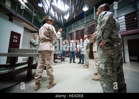 Groupe de travail conjoint du camp de Guantanamo VI laisse le premier maître de l'exploitation des installations de détention des mémoires à des militaires américains sous-officiers participant au programme Keystone, 25 juillet. Keystone est un cours de deux semaines qui prend la relève des hauts dirigeants s'agissant ou prévu de servir dans un pavillon ou de niveau d'agent général ou d'un service commun de l'administration centrale sur des études de terrain à l'étranger pour en savoir plus sur la doctrine interarmées et interalliées, l'interopérabilité et les principaux pays allié. JTF Guantanamo fournit sûr, humain, juridique et transparent le soin et la garde des détenus, y compris ceux condamnés par Banque D'Images