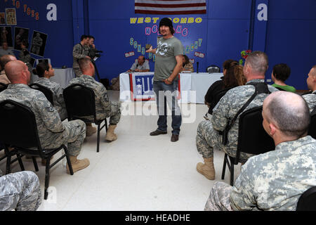 Kim Coates, un acteur de Sons of Anarchy, parle au personnel militaire avant de rencontrer et accueillir un événement à Joint Base Balad, Irak, le 15 mars 2010. Quatre acteurs de l'avènement de la télésérie sont bases tournées tout au long de l'Asie du Sud-Ouest pour montrer leur appréciation et fournir une augmentation de moral pour le personnel déployé. Le sergent-chef. Linda C. Miller Banque D'Images