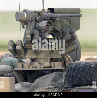 L'Armée US (USA) du 2e Peloton (PLT), Bravo (B) Société (CO), le 1er Bataillon (NE), 5e d'infanterie (INF), 25e Division d'infanterie (ID) (Stryker Brigade Combat Team (SBCT)), numérise l'horizon pour des menaces d'un USA M1126 Stryker véhicule porteur d'infanterie (ICV), avec l'armure des becs de cage, lors d'une patrouille près de Mossoul, en Irak. Les SBCT est assigné à la force la liberté soutien à l'opération IRAQI FREEDOM. Banque D'Images