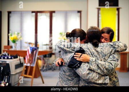 Les membres du 8e Escadron des Forces de sécurité pendant le deuil le mémorial de chien de travail militaire Iian à Kunsan Air Base, République de Corée, le 21 mai 2014. Airman Senior Curry Taylor Banque D'Images