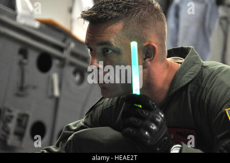 HICKAM AFB - 535e Escadron de transport aérien, 15e Escadre de transport aérien l'arrimeur Tech Sgt. Kevin Collette de Worcester, Mass. guides une K-chargeur de sorte que le loader, match avec les rails Les rails du C-17 Globemaster III qu'il est responsable du chargement sur le 7 novembre 2009 à New York, Hickam AFB. Le Sgt Tech. Collette et le reste de son équipage transportent les dauphins de la Marine américaine les Mammifères marins Programme à Nouméa, Nouvelle-Calédonie, où ils assisteront à Lagoon MINEX 2009, qui est un projet humanitaire où la Marine américaine, français, australien et néo-zélandais les équipes de démolition va enlever les mines à gauche o Banque D'Images