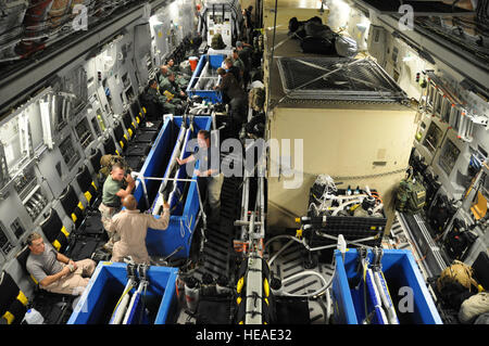 Nouméa, NOUVELLE CALÉDONIE - Hawaii Hickam AFB, C-17 Globemaster III de la Marine et de San Diego (Californie) en fonction de l'unité mobile de la Marine 1 marins et sous-traitants de la Marine américaine les mammifères marins Program, parler et se détendre tout à bord d'un 535e Escadron de transport aérien, 15e Escadre de transport aérien C-17 le 7 novembre 2009. L'équipage prend les marins et les dauphins à partir du programme à Nouméa, Nouvelle-Calédonie, où ils assisteront à Lagoon MINEX 2009, qui est un projet humanitaire où la Marine américaine, français, australien et néo-zélandais militaires seront enlever les mines à gauche plus de 1939-45 de l'eau environnante de la région. U. Banque D'Images