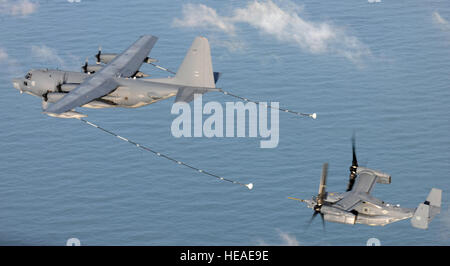 Un 67e Escadron d'opérations spéciales MC-130P Combat Shadow se prépare à faire le plein d'un CV-22 Osprey le 24 janvier 2014, au cours de l'ombre, dernier vol au Royaume-Uni depuis le milieu des années 1980, le MC-130P a participé à des missions d'opérations spéciales allant de ravitaillement en vol de l'ascenseur vertical du militaire ; plates-formes de largage de précision et de l'équipement personnel ; et l'exécution de nuit, longue distance, le transport et le réapprovisionnement des forces militaires à travers le monde. Son départ marque la dernière étape du commandement des opérations spéciales la transition de l'Europe de la lutte contre l'ombre pour le MC-130J Commando II. Airm Senior Banque D'Images