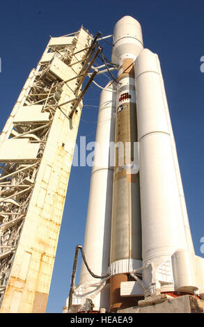 La fusée Titan IV se prépare pour le lancement depuis le complexe spatial de lancement 4 est à la base aérienne de Vandenberg, marquant la dernière mission Titan avant la transition vers des programmes évolués de lanceurs extensibles, y compris Delta IV et Atlas V. Banque D'Images