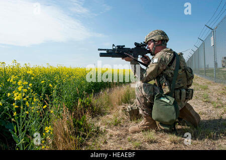 Un 91e membre du groupe des forces de sécurité garde les ligne de clôture d'un site de lancement au cours d'un exercice près de Donnybrook, N.D., le 29 juin 2015. Aviateurs de 219e Escadron des Forces de sécurité et 791e Escadron des Forces de sécurité de missiles ont travaillé ensemble pour pacifier habillés comme des agresseurs simulé du personnel et de retrouver un site de lancement. Navigant de première classe Sahara L. Fales) Banque D'Images