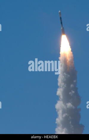 VANDENBERG Air Force Base, Californie -- Vandenberg a lancé avec succès une fusée Delta II à partir de l'espace complexe de lancement-2 aujourd'hui à 13:24 h, à environ une heure après le décollage, avec confirmation de la livraison de la charge utile en orbite terrestre basse, le lancement a été déclaré un succès. Navigant de première classe Andrew Lee) Banque D'Images