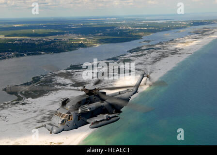 HURLBURT FIELD, Floride -- Un MH-53 Pave Low à partir de la 20e Escadron d'opérations spéciales, les mouches sur la côte près de Hurlburt Field, en Floride, le 20 août. Depuis son entrée dans l'inventaire de l'Armée de l'air en 1981, l'ouvrir des bas, avec leur unique mission d'opérations spéciales et des capacités, ont soutenu plusieurs campagnes. Ils seront officiellement pris sa retraite en octobre 2008. Airman Senior Julianne Showalter) Banque D'Images