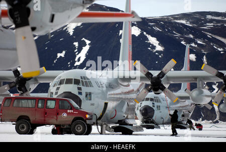 Le travail des équipes de maintenance sur le LC-130 Hercules sur la piste de la glace de mer annuelle le 26 novembre près de la station McMurdo, en Antarctique, au cours de l'opération Deep Freeze. Skis LC-130s, des équipages et du personnel de soutien de la New York Air National Guard's 109th Airlift Wing appuient la 13e Air Force-a conduit les forces de soutien de la Force opérationnelle interarmées de l'Antarctique, l'opération Deep Freeze. L'opération Deep Freeze est une commune unique et total-mission de la force aérienne qui a soutenu par la National Science Foundation des États-Unis et le programme de l'Antarctique qui a commencé en 1955. Tech. Le Sgt. Shane A. Cuomo) Banque D'Images