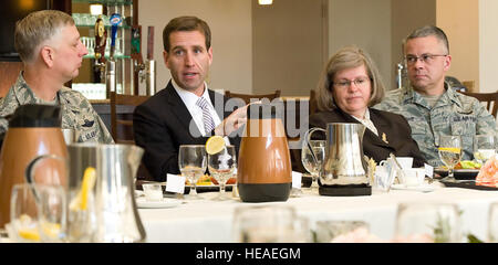 Holly Petraeus, Directeur du Bureau de protection financière des consommateurs l'Office de l'Servicemember étrangères, et Joseph R. Biden III 'beau', Procureur Général de l'État du Delaware, rencontrer des dirigeants de base lors d'une table ronde, le 20 janvier 2012, à la Base Aérienne de Dover, Delaware, le Club des débarquements. Ils ont également rencontré les médias lors d'une conférence de presse et a organisé une réunion générale avec les aviateurs de Douvres AFB pour discuter de questions financières et des consommateurs y compris le logement, les écoles à but lucratif, beaucoup de voitures, des prêts, et le recouvrement de créances civiles Servicemembers Relief Act. Roland Balik) Banque D'Images