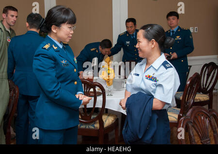 Le capitaine Mo Shaoping, droite, un participant de l'aviateur, le programme a permis à la langue droite, parle avec un membre de la délégation chinoise en visite. Le général Han Xing, commandant adjoint de la People's Liberation Army Air Force Command College, ainsi que des instructeurs de collège commande PLAAF et les étudiants, s'est rendu au siège de l'Université de l'air et de diverses écoles de l'UA, le 29 avril 2015. Melanie Rodgers Cox/libérés) Banque D'Images