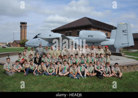 Lee's Summit troupe de scouts 54 rassemble en face d'un A-10 Thunderbolt II à partir de la 442e Escadre de chasse à Whiteman Air Force Base, Mo., 15 octobre 2016. Scouts de garçon est l'occasion pour les enfants de plus d'événements mensuels avec leur père et d'autres adultes que le mentor des enfants. Airman Senior Missy Sterling) Banque D'Images