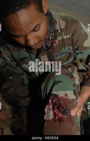 La BASE AÉRIENNE DE SPANGDAHLEM, en Allemagne -- Airman Brandon Proctor, 606e Escadron de l'air, vérifie son nouveau moulage des blessures lors de l'exercice de la Couronne Sabre 08-06, 22 avril 2008. Le s.. Kristin Ruleau) (Sortie) Banque D'Images