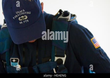 Cadet Jesse Galt, un membre de l'US Air Force Academy Ailes de Blue Aller, l'équipe prépare son parachute avant de monter à bord de l'armée américaine un UH-60 Black Hawk 27 Juillet. Les ailes de l'Équipe de parachutistes bleu fonctionne comme la 98e Escadron d'entraînement au vol de l'US Air Force Academy de Colorado Springs, Colorado, et réalisés à l'appui des Boy Scouts of America's 2010 National Jamboree Scout. Banque D'Images