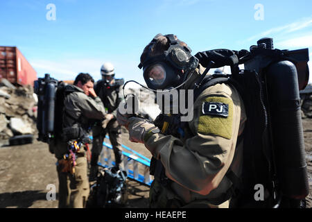 Les membres du 212e Escadron de sauvetage prêt leur équipement avant de répondre à une mission de recherche et de sauvetage en milieu urbain dans le cadre de l'exercice d'entraînement de la garde vigilante à Anchorage, Alaska, le mardi 27 avril 2010. Garde vigilante est un annuel, la formation en cas de catastrophe scénario qui teste la coordination des unités de la Garde nationale avec les autorités locales, l'Etat, les régions, les organisations nationales et la préparation aux catastrophes. Le Sgt. 1re classe Jon Soucy)(1992) Banque D'Images