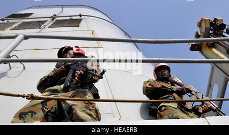 Les marins de la Garde côtière libérienne Joseph Tumbay Sackie Prince et se préparer à réquisitionner le pont pendant une simulation de retrait des navires à bord de la frégate de la marine française Latouche-Treville au sein de la formation anti-piratage à Monrovia le 18 avril. La formation a porté sur des sujets tels que les navires non conformes, perquisition et saisie d'armes tactiques, de familiarisation, navigation sous-marine et de Hull pour les mines et les balayages des compartiments de contrebande. La Marine des États-Unis et le personnel de la Garde côtière des États-Unis aux États-Unis d'Embassy-Monrovia's Office de la coopération en matière de sécurité étaient sur place pour encadrer et soutenir les marins LCG tout au long du par Banque D'Images