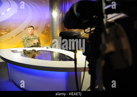 Le Lieutenant-général William B. Caldwell, IV, l'Organisation du Traité de l'Atlantique Nord, commandant de la Mission de formation de l'Afghanistan effectue des vérifications sur le son British Broadcasting Company studios en centre-ville de Kaboul, Afghanistan, le 29 juillet 2011. Général Caldwell a été interviewé pour parler par Zeinab Badawi, BBC television and radio journaliste, sur le programme "Hardtalk" par satellite de Londres sur le progrès actuels et futurs de la Police nationale afghane et la mission de formation de l'Armée nationale afghane en Afghanistan. L'interview est diffusée sur BBC World News Juillet 31 à 11:30 HNE, le 1 août à 4 : Banque D'Images