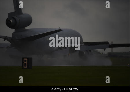 Un KC-10 Extender taxis en bas de la piste à RAF Fairford, Royaume-Uni, le 29 juin 2016. L'extension est un pétrolier advanced Air Mobility Command et cargo) conçu pour fournir l'accroissement de la mobilité des forces armées américaines. Tech. Le Sgt. Jarad A. Denton Banque D'Images